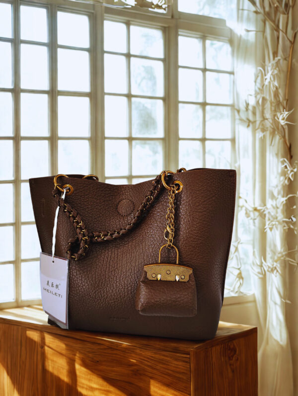 Beautiful multipurpose handbag    B081