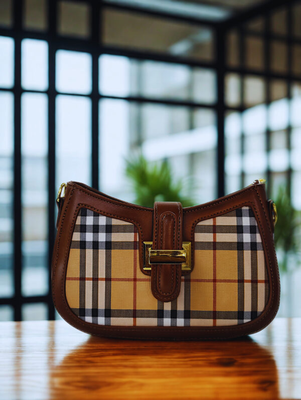 compact classic Handbag    B 013